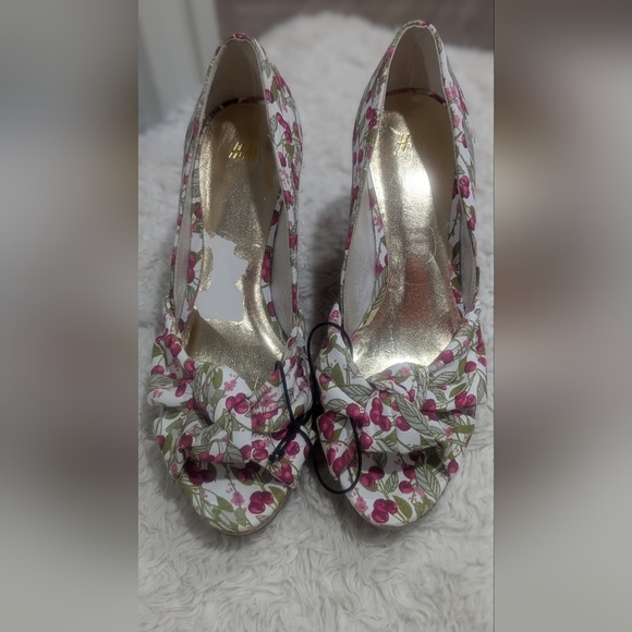 H&M Floral Peep Toe Heels (Please See 2nd Photo For Small Call Out) - Picture 2 of 6